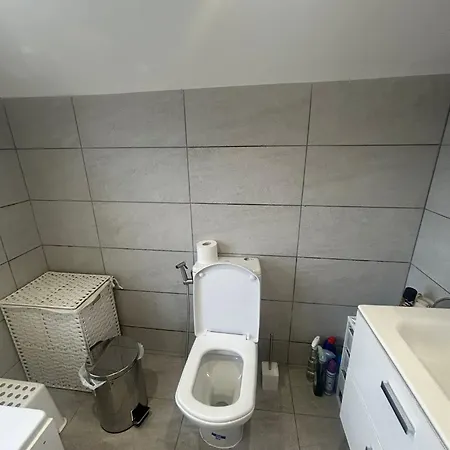 Contractor Sleeps 5 And 5 Mins From Station *