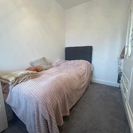 Contractor Sleeps 5 And 5 Mins From Station * Twickenham