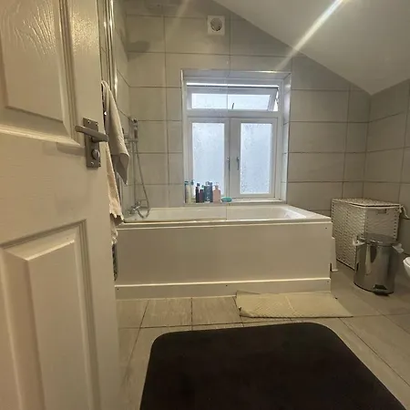 Contractor Sleeps 5 And 5 Mins From Station