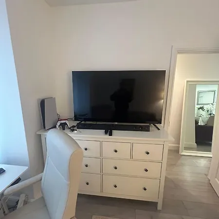 Contractor Sleeps 5 And 5 Mins From Station Holiday home Twickenham