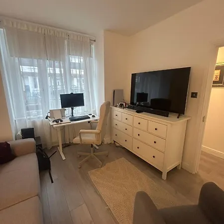 Holiday home Contractor Sleeps 5 And 5 Mins From Station *