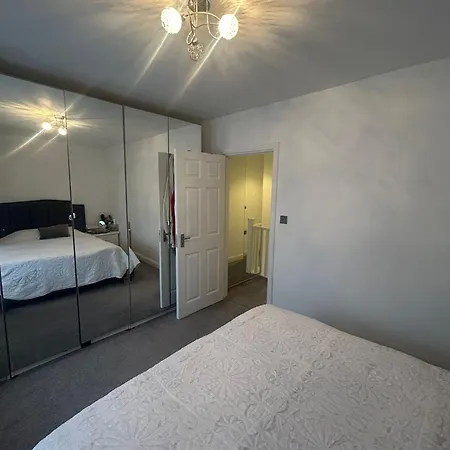 Contractor Sleeps 5 And 5 Mins From Station * Twickenham