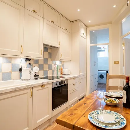 The Plush Putney Retreat Apartment *