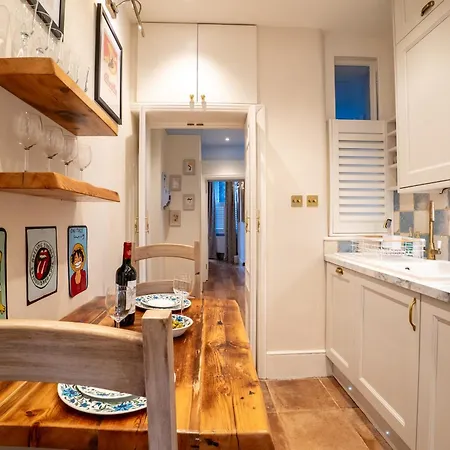 The Plush Putney Retreat Apartment