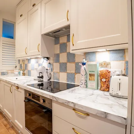 The Plush Putney Retreat Apartment