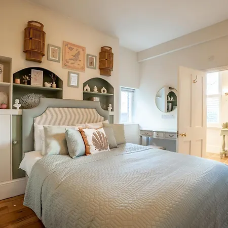 The Plush Putney Retreat Apartment London