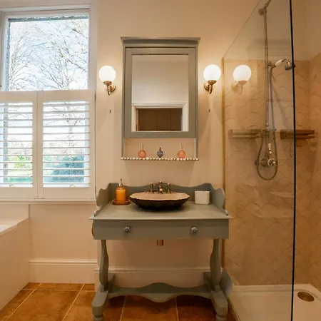 The Plush Putney Retreat *