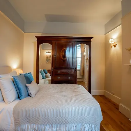 The Plush Putney Retreat Apartment London