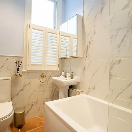 The Plush Putney Retreat * London