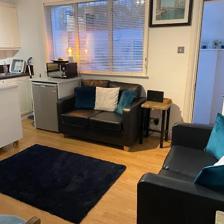 Zone 2, Private, Cosy Near Canary Wharf Apartment
