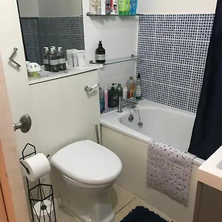 Zone 2, Private, Cosy Near Canary Wharf Apartment *