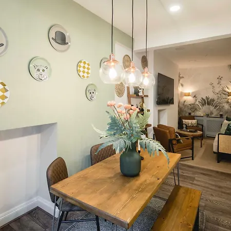 Flat Near By Kensington Olympia Exhibition-2 Bedroom Apartment