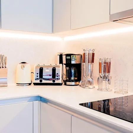 A Brand New Flat With 3 Bedrooms & 3 Baths In Zone 1 Angel For Max 9 Ppl Homestay