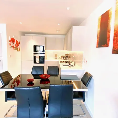 Homestay A Brand New Flat With 3 Bedrooms & 3 Baths In Zone 1 Angel For Max 9 Ppl London