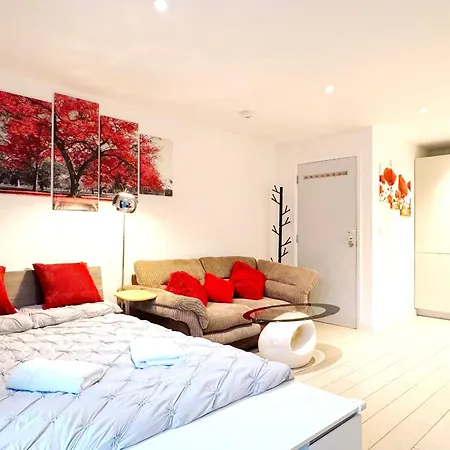 A Brand New Flat With 3 Bedrooms & 3 Baths In Zone 1 Angel For Max 9 Ppl