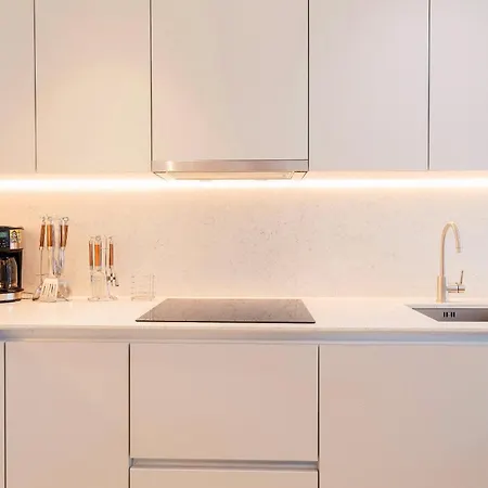A Brand New Flat With 3 Bedrooms & 3 Baths In Zone 1 Angel For Max 9 Ppl Homestay
