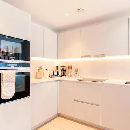 Homestay A Brand New Flat With 3 Bedrooms & 3 Baths In Zone 1 Angel For Max 9 Ppl London