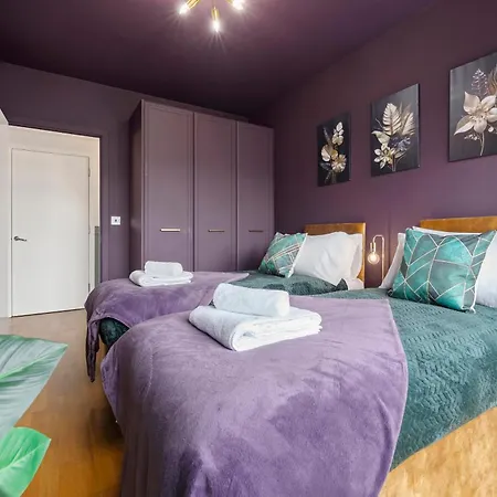 Dapper In Bustling Holloway, Islington By Gold Apartment London