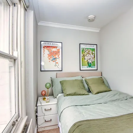 Westbourne Grove Apartment *