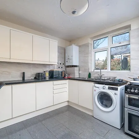 Dom wakacyjny Stylish 3 Bed With Gardens Fast Transport Links *