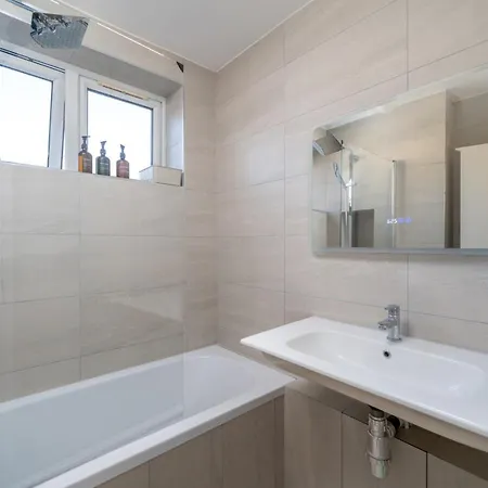 Dom wakacyjny Stylish 3 Bed With Gardens Fast Transport Links *