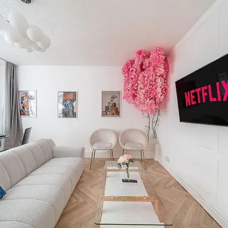 Stylish 3 Bed With Gardens Fast Transport Links Londyn