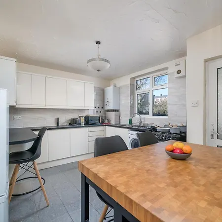 Dom wakacyjny Stylish 3 Bed With Gardens Fast Transport Links