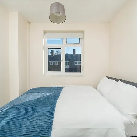 Stylish 3 Bed With Gardens Fast Transport Links * Londyn
