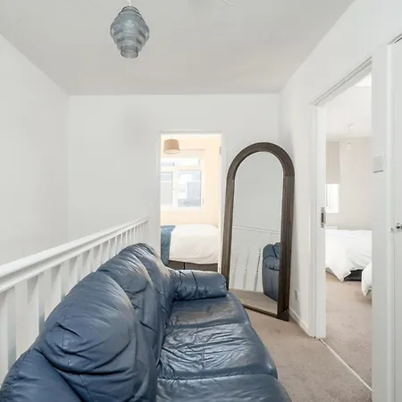 Stylish 3 Bed With Gardens Fast Transport Links Dom wakacyjny