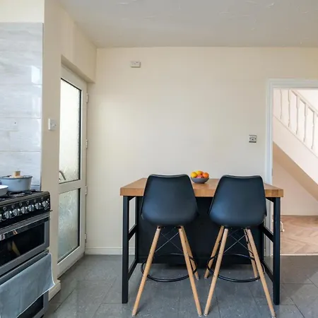 Dom wakacyjny Stylish 3 Bed With Gardens Fast Transport Links