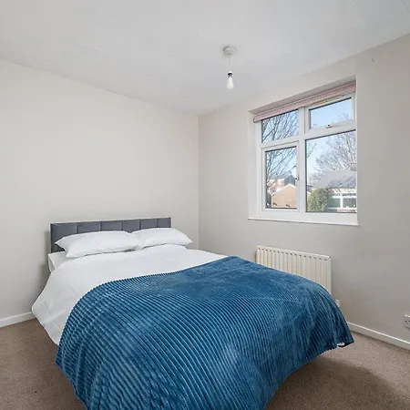 Stylish 3 Bed With Gardens Fast Transport Links *