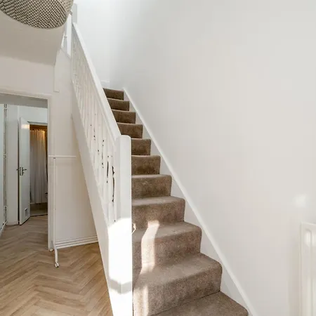 Stylish 3 Bed With Gardens Fast Transport Links Dom wakacyjny *