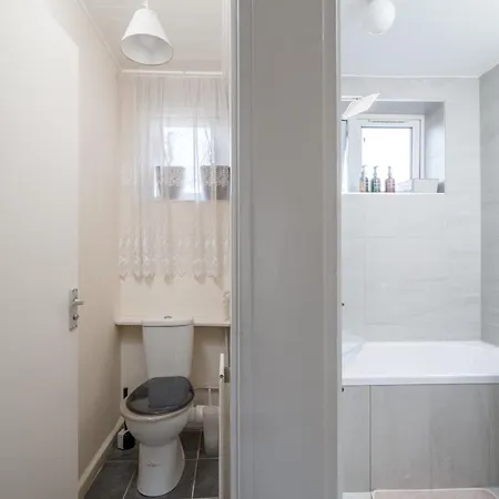 Dom wakacyjny Stylish 3 Bed With Gardens Fast Transport Links Londyn