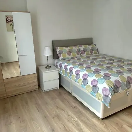 Entire 2-bedroom Flat Close To Hyde Park, Paddington Station, Bayswater And Queensway Station * London