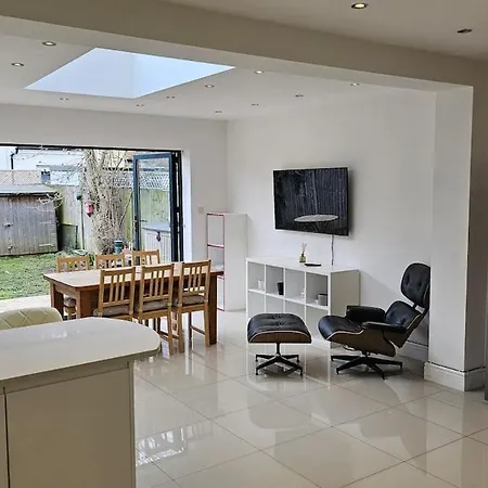 Beautiful 4 Bedroom House With Separate Office & Garden Holiday home London