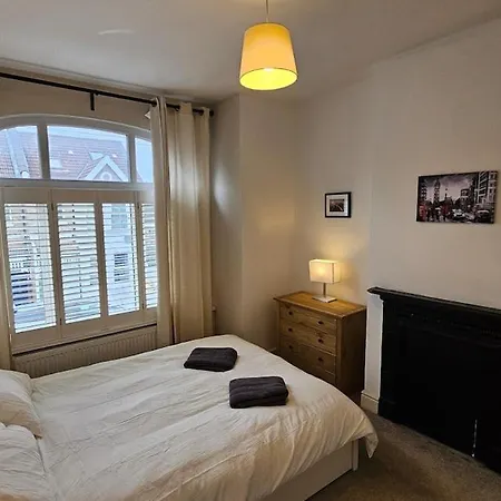 Holiday home Beautiful 4 Bedroom House With Separate Office & Garden *