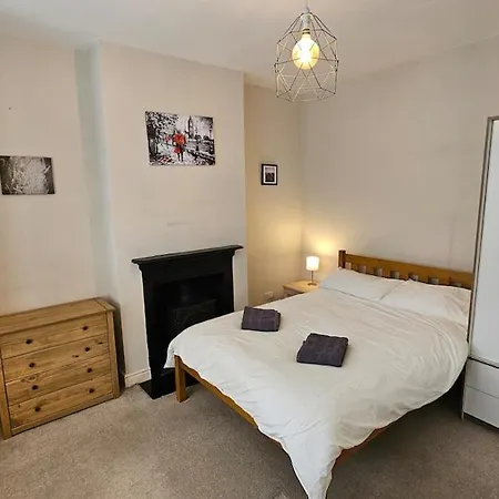 Beautiful 4 Bedroom House With Separate Office & Garden Holiday home London