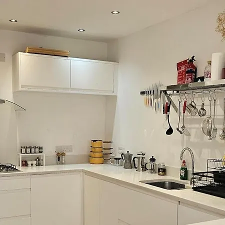Beautiful 4 Bedroom House With Separate Office & Garden London