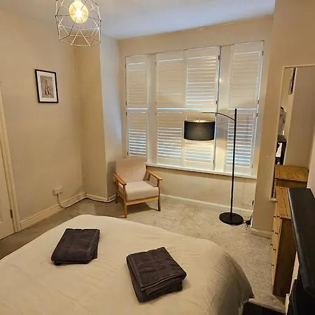 Beautiful 4 Bedroom House With Separate Office & Garden * London