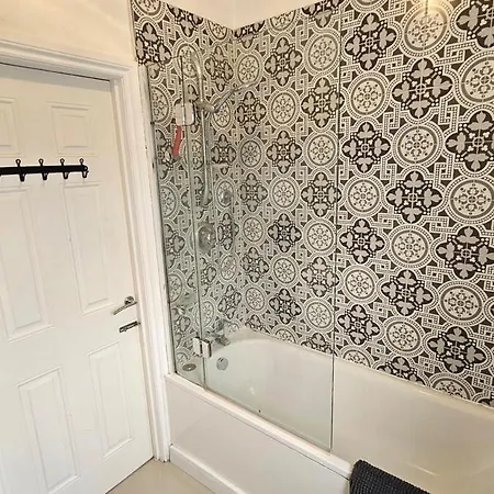 Beautiful 4 Bedroom House With Separate Office & Garden Holiday home