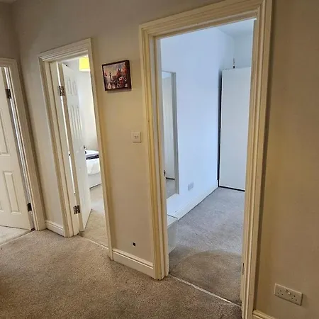 Beautiful 4 Bedroom House With Separate Office & Garden Holiday home *