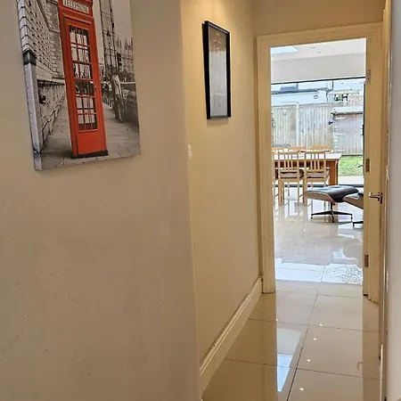 Holiday home Beautiful 4 Bedroom House With Separate Office & Garden *