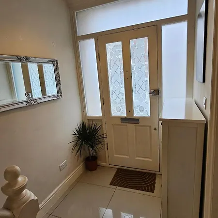 Beautiful 4 Bedroom House With Separate Office & Garden * London