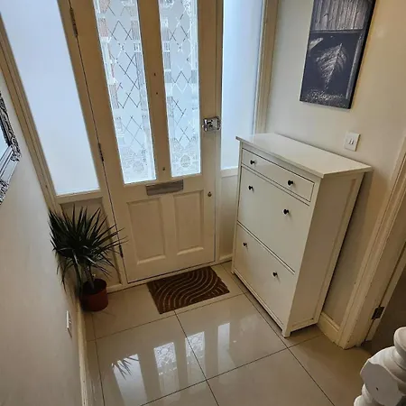 Beautiful 4 Bedroom House With Separate Office & Garden London