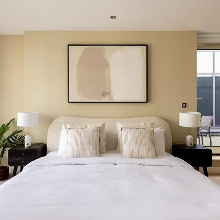 The Riverside - 3bdr With Balcony Apartment London