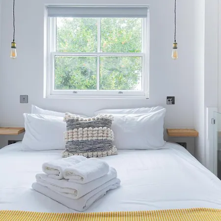 Fulham Light - 2 Bedroom * London