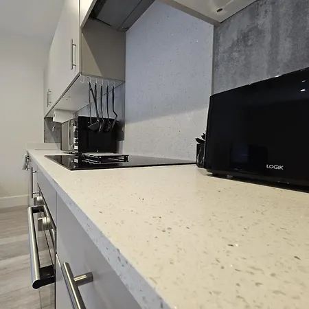 Modern London Village 2-bed Flat In Just 40 Mins To London * Cheam