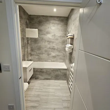 Apartment Modern London Village 2-bed Flat In Just 40 Mins To London