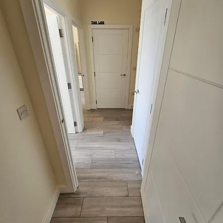 Modern London Village 2-bed Flat In Just 40 Mins To London Apartment *