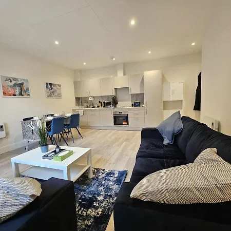 Modern London Village 2-bed Flat In Just 40 Mins To London *